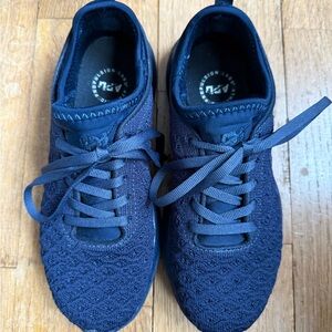 APL Navy Sneakers Knit Stretch SIZE 5